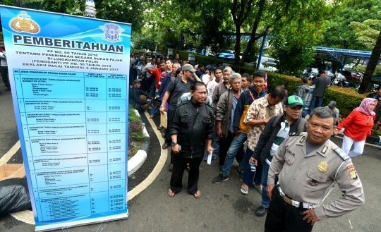 Jelang kenaikan tarif STNK, antrean di Samsat Polda Metro membeludak