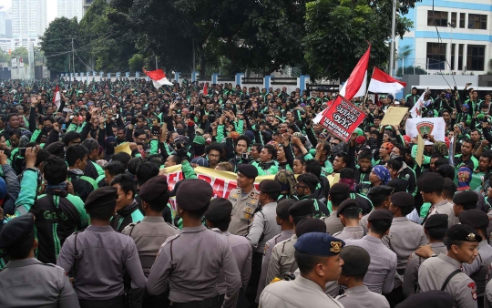 Aksi ribuan driver GrabBike demo tolak harga promo