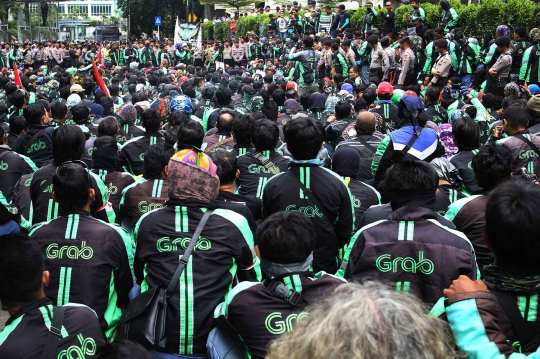 Aksi ribuan driver GrabBike demo tolak harga promo
