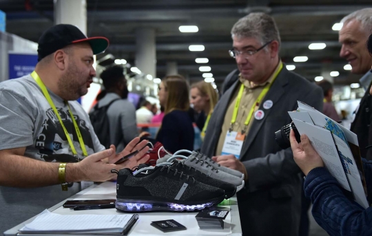 Canggih, sepatu ini dapat menyala dengan bantuan smartphone