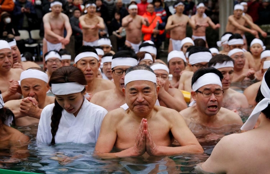 Tradisi berendam air es, cara Jepang mensucikan jiwa di tahun baru