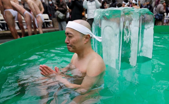 Tradisi berendam air es, cara Jepang mensucikan jiwa di tahun baru
