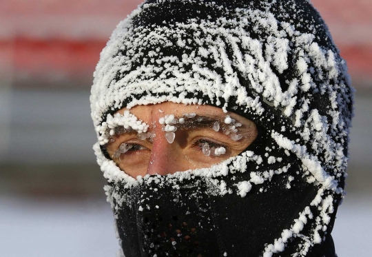 Suhu minus 24 derajat celsius bikin wajah pelari Rusia ini 'membeku'