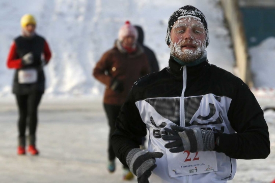 Suhu minus 24 derajat celsius bikin wajah pelari Rusia ini 'membeku'