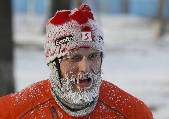 Suhu minus 24 derajat celsius bikin wajah pelari Rusia ini 'membeku'