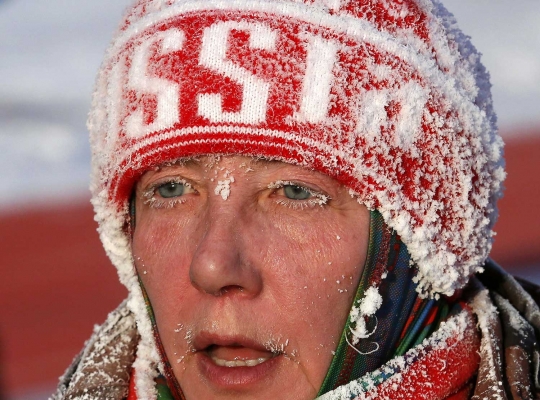 Suhu minus 24 derajat celsius bikin wajah pelari Rusia ini 'membeku'