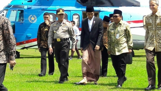 Gaya unik Jokowi kenakan sarung saat tiba di Pekalongan