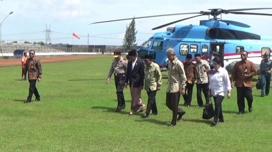 Gaya unik Jokowi kenakan sarung saat tiba di Pekalongan