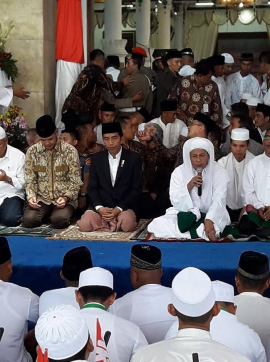 Gaya unik Jokowi kenakan sarung saat tiba di Pekalongan