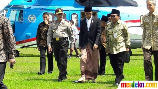 Foto Gaya unik Jokowi kenakan sarung saat tiba di 