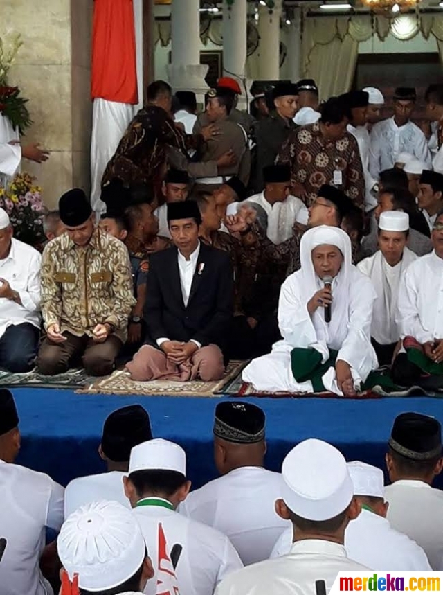 Foto : Gaya unik Jokowi kenakan sarung saat tiba di 