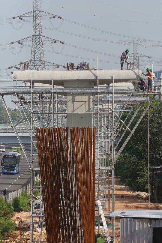 Pembangunan proyek LRT Cibubur-Cawang terus dikebut