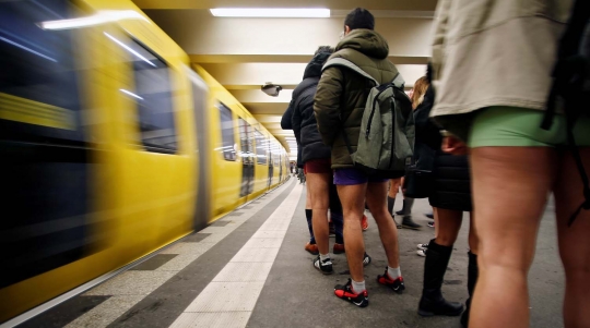 Aksi nyeleneh warga Jerman naik kereta tanpa celana