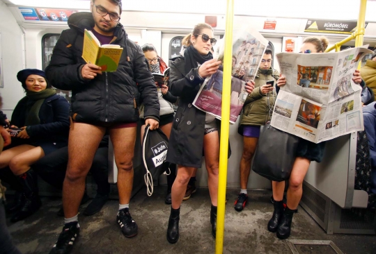 Aksi nyeleneh warga Jerman naik kereta tanpa celana