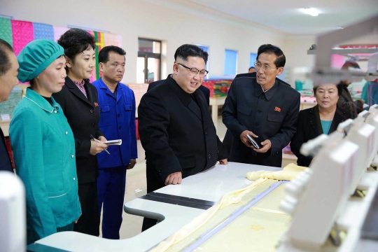 Gaya Kim Jong-un saat berkunjung ke asrama buruh dan pabrik selimut