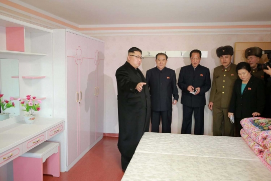 Gaya Kim Jong-un saat berkunjung ke asrama buruh dan pabrik selimut