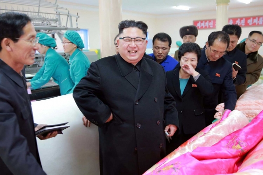 Gaya Kim Jong-un saat berkunjung ke asrama buruh dan pabrik selimut