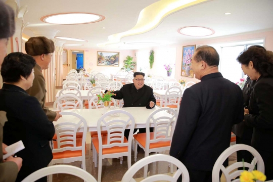 Gaya Kim Jong-un saat berkunjung ke asrama buruh dan pabrik selimut