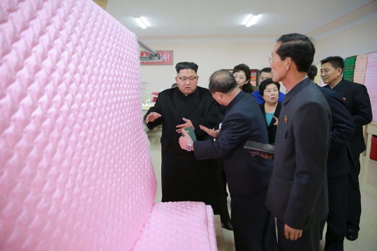 Gaya Kim Jong-un saat berkunjung ke asrama buruh dan pabrik selimut