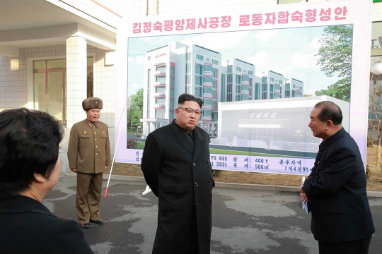 Gaya Kim Jong-un saat berkunjung ke asrama buruh dan pabrik selimut