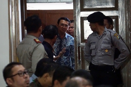 Ekspresi Ahok dengar keterangan saksi JPU di sidang lanjutan