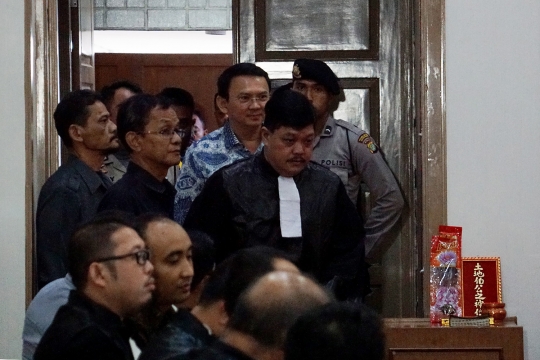 Ekspresi Ahok dengar keterangan saksi JPU di sidang lanjutan