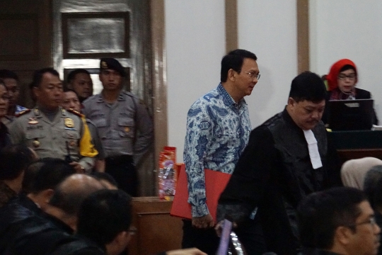 Ekspresi Ahok dengar keterangan saksi JPU di sidang lanjutan