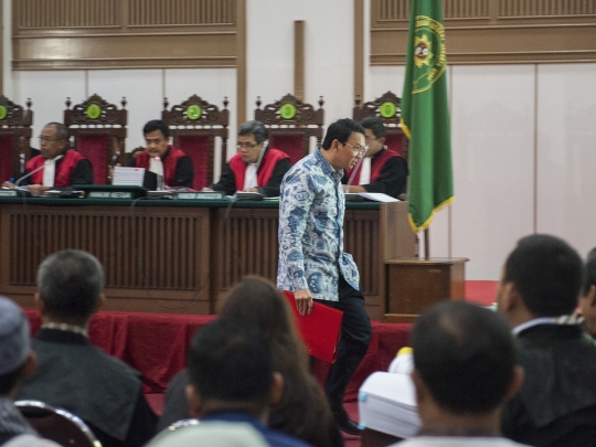 Ekspresi Ahok dengar keterangan saksi JPU di sidang lanjutan
