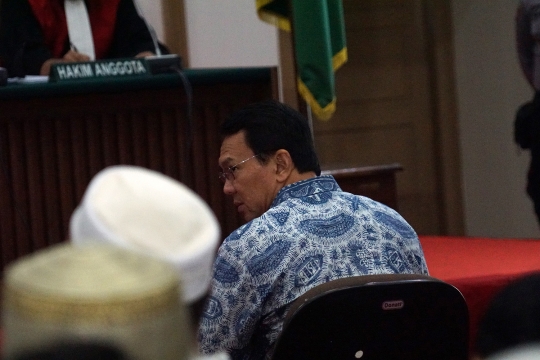 Ekspresi Ahok dengar keterangan saksi JPU di sidang lanjutan