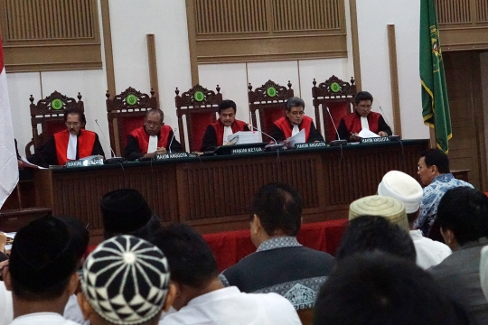 Ekspresi Ahok dengar keterangan saksi JPU di sidang lanjutan