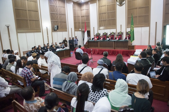 Ekspresi Ahok dengar keterangan saksi JPU di sidang lanjutan