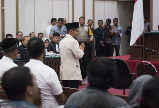 Ekspresi Ahok dengar keterangan saksi JPU di sidang lanjutan