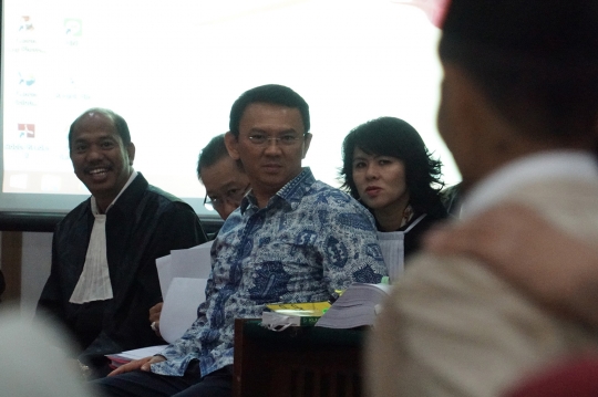 Ekspresi Ahok dengar keterangan saksi JPU di sidang lanjutan