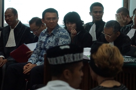 Ekspresi Ahok dengar keterangan saksi JPU di sidang lanjutan