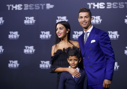 Kemesraan Cristiano Ronaldo dan pacar baru di FIFA Awards 2016