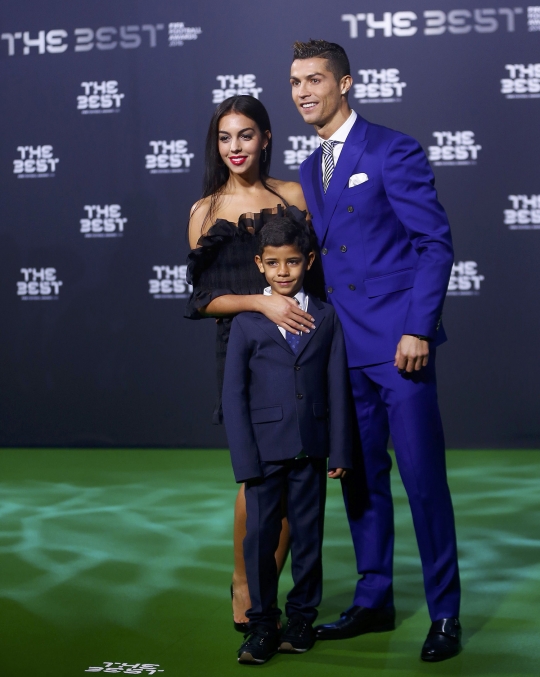 Kemesraan Cristiano Ronaldo dan pacar baru di FIFA Awards 2016