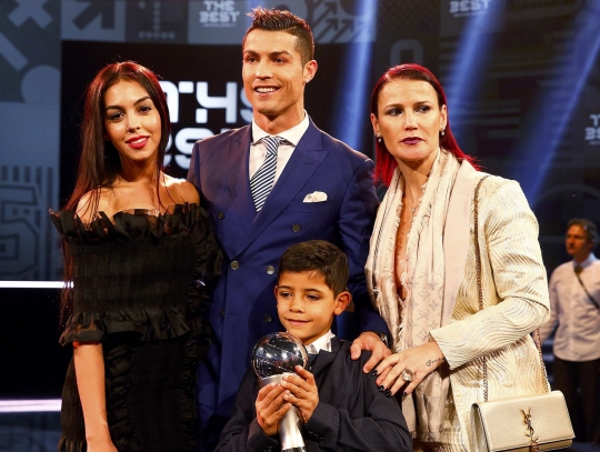 Kemesraan Cristiano Ronaldo dan pacar baru di FIFA Awards 2016