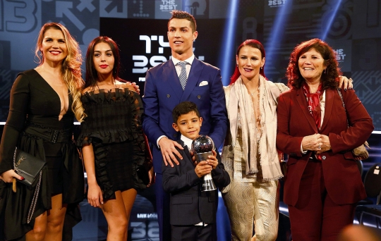 Kemesraan Cristiano Ronaldo dan pacar baru di FIFA Awards 2016