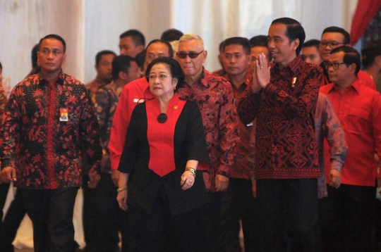 HUT ke-44 PDIP, Megawati beri potongan tumpeng pertama untuk Jokowi
