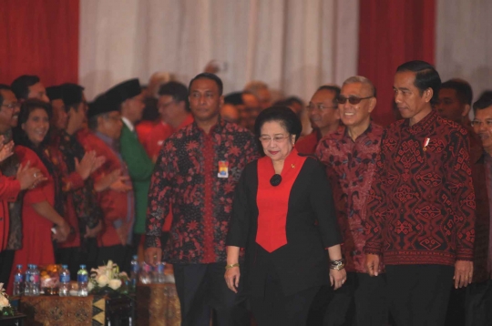 HUT ke-44 PDIP, Megawati beri potongan tumpeng pertama untuk Jokowi