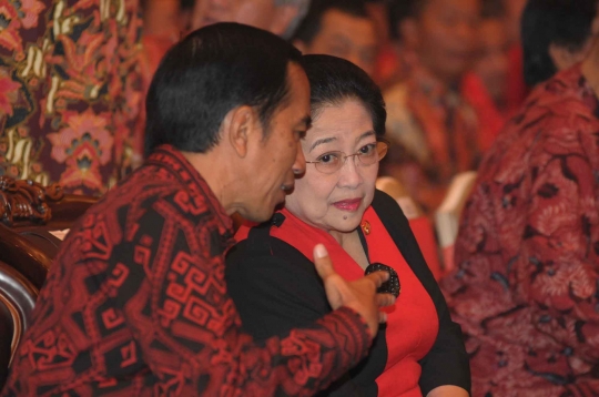 HUT ke-44 PDIP, Megawati beri potongan tumpeng pertama untuk Jokowi