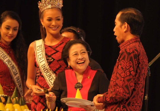 HUT ke-44 PDIP, Megawati beri potongan tumpeng pertama untuk Jokowi