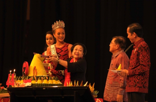 HUT ke-44 PDIP, Megawati beri potongan tumpeng pertama untuk Jokowi