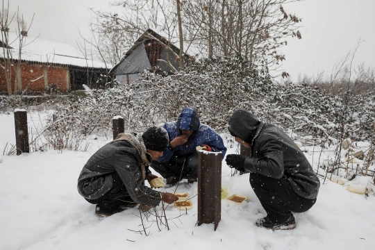 Meratapi imigran bertahan hidup di tengah badai salju