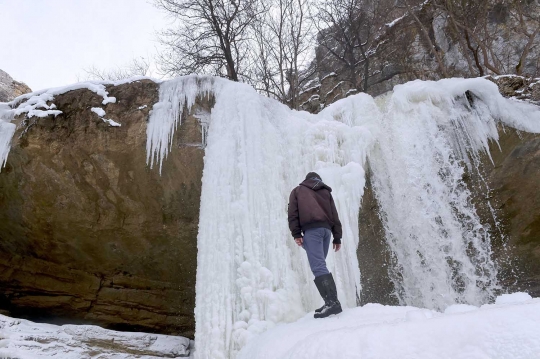 Cuaca ekstrem, air terjun di Kosovo membeku