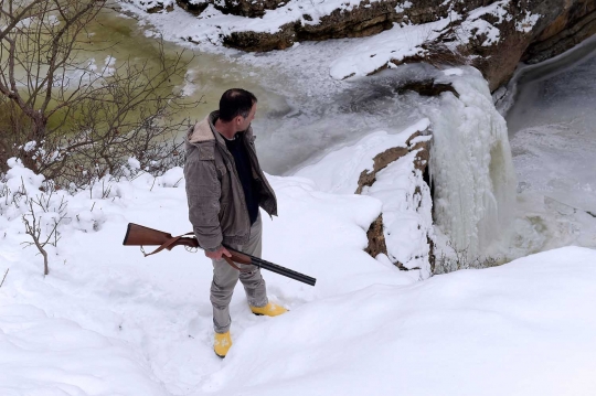 Cuaca ekstrem, air terjun di Kosovo membeku