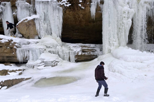 Cuaca ekstrem, air terjun di Kosovo membeku