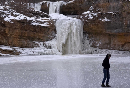 Cuaca ekstrem, air terjun di Kosovo membeku