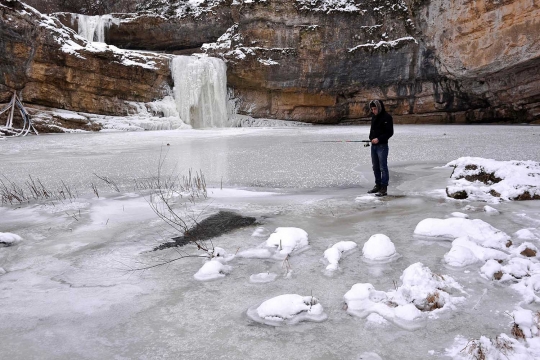Cuaca ekstrem, air terjun di Kosovo membeku