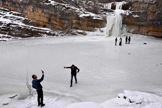 Cuaca ekstrem, air terjun di Kosovo membeku